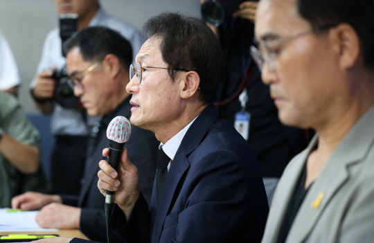 조희연(가운데) 서울시교육감이 24일 오후 서울시 종로구 시교육청에서 열린 시교육청-교직 3단체 긴급 공동 기자회견에서 발언하고 있다. [연합뉴스]